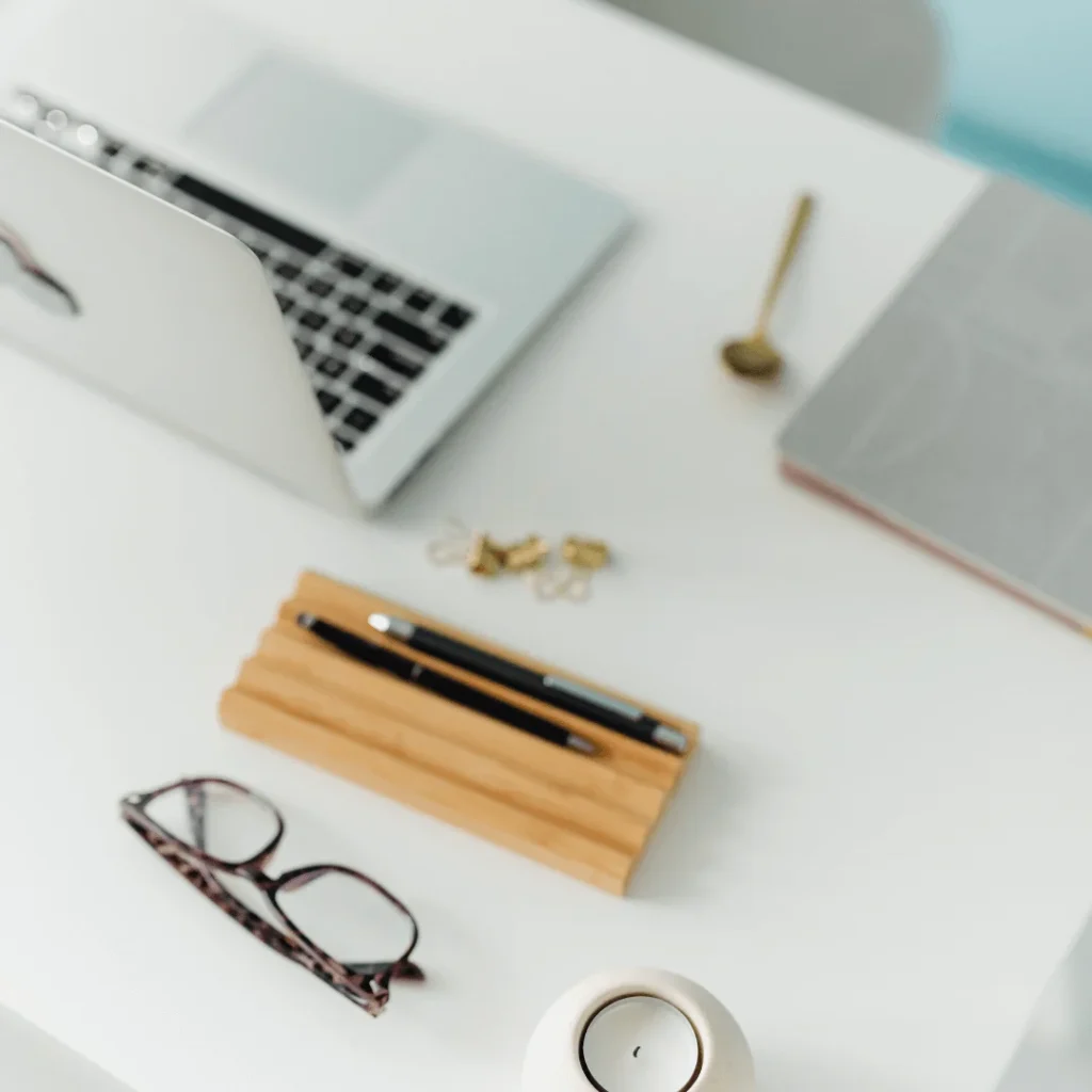 Devenir Superhost Airbnb : automatiser 80% de votre gestion bureau de travail