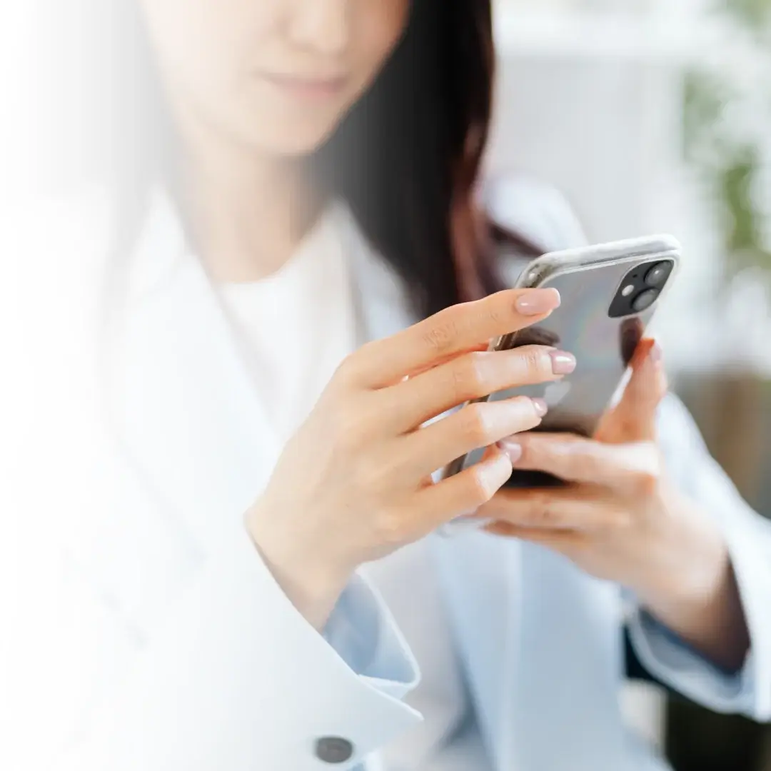 femme qui regarde son smartphone