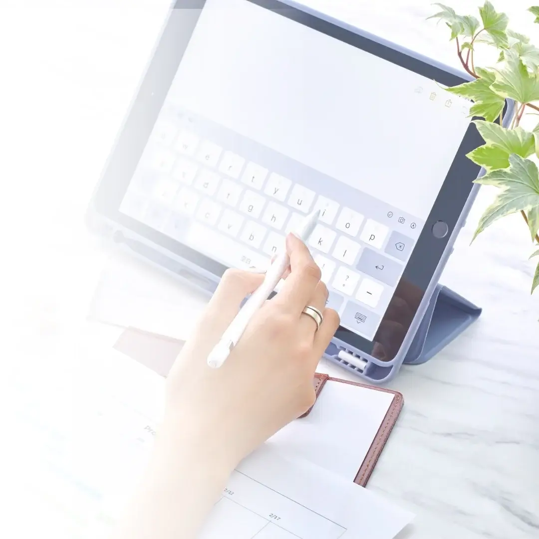 personne qui écrit sur tablette